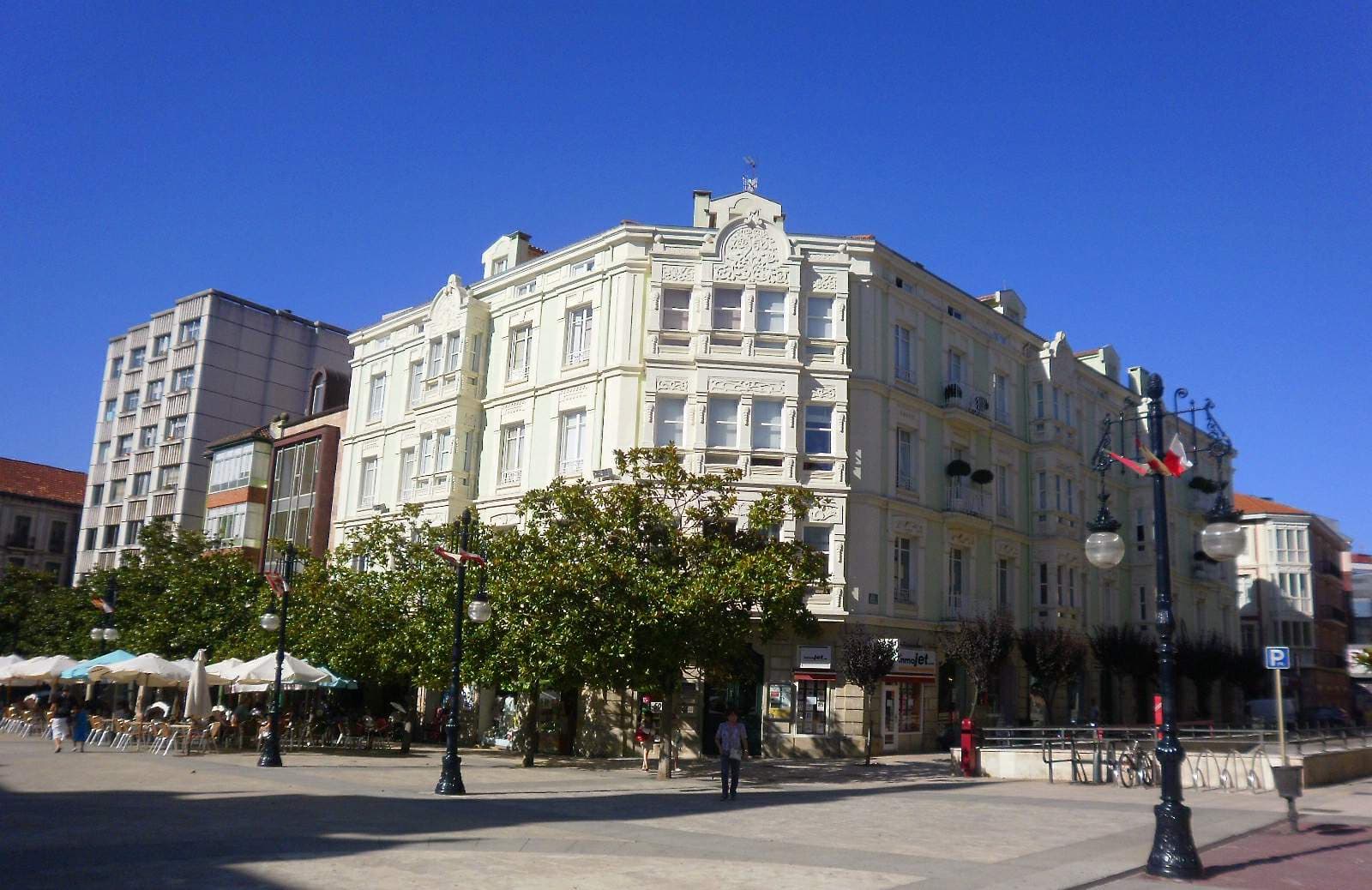 El Bulevar Demetrio Herrera, la calle peatonal del centro de Torrelavega, con sus edificios señoriales y las terrazas