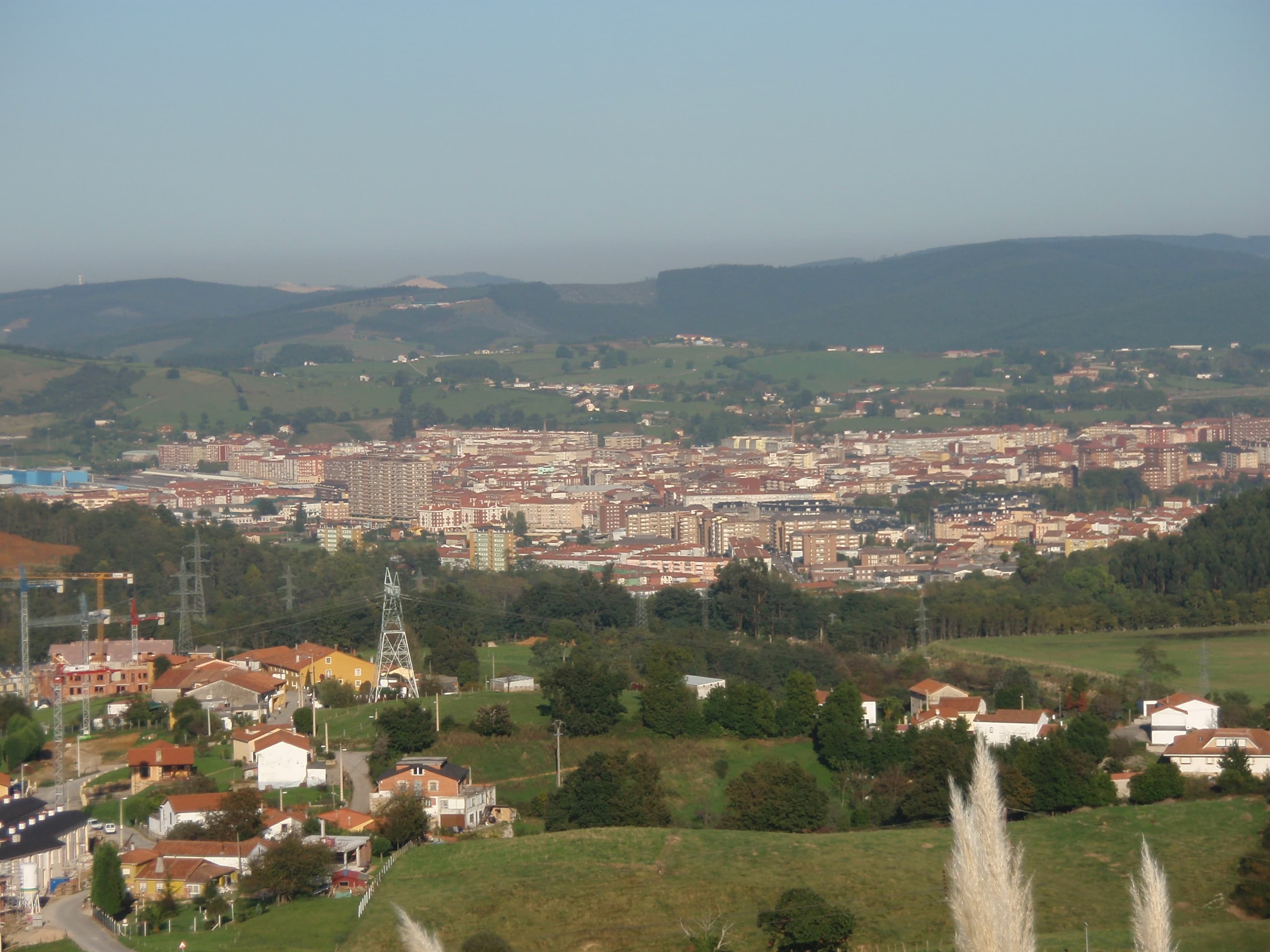 Vista de Torrelavega y la comarca del Besaya desde lo alto, con el casco urbano y los montes al fondo
