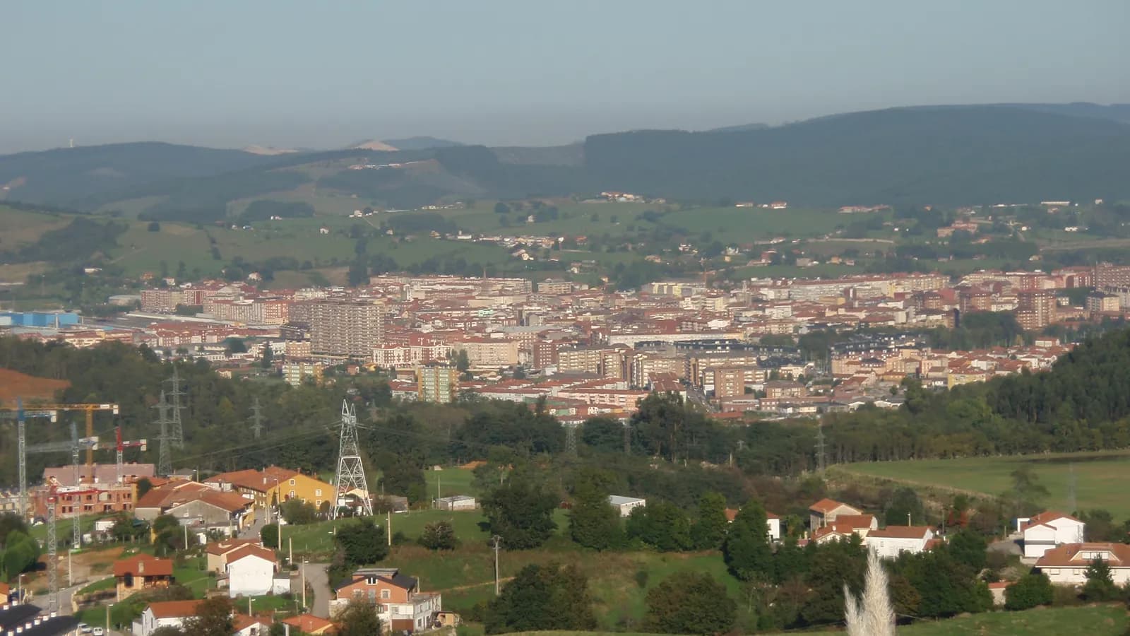 Vista de Torrelavega y la comarca del Besaya desde lo alto, con el casco urbano y los montes al fondo