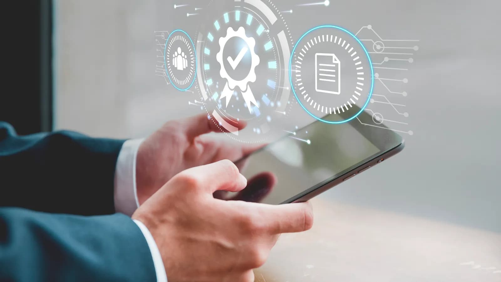 Unas manos sostienen un móvil del que emergen iconos de procesos: verificación, documentos y personas