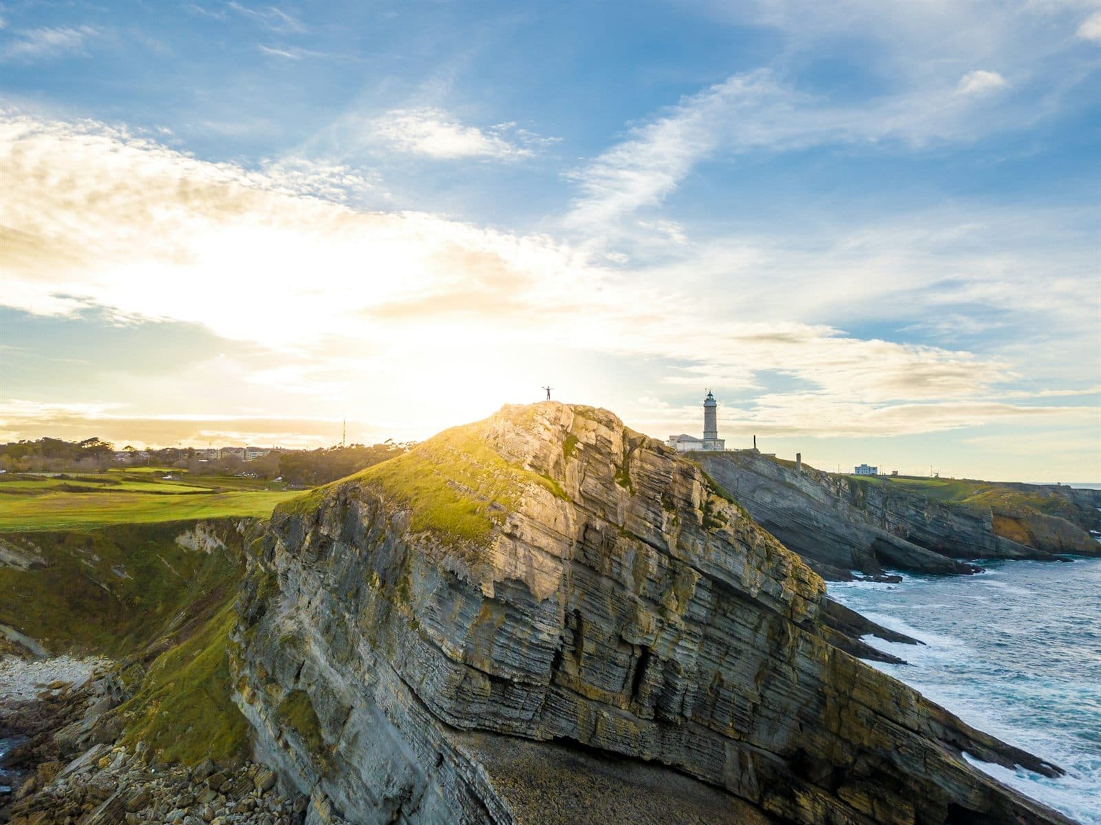 Faro de Cabo Mayor sobre los acantilados de Santander al atardecer, Cantabria