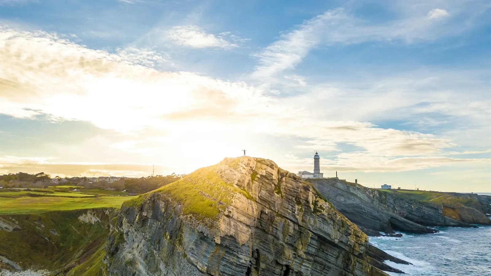 Faro de Cabo Mayor sobre los acantilados de Santander al atardecer, Cantabria
