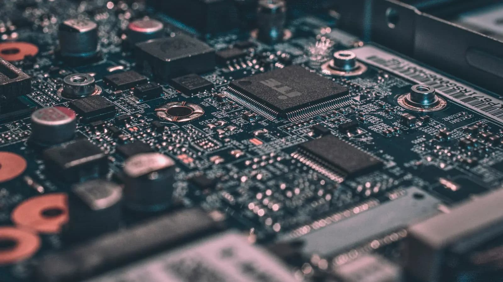 Placa de circuito impreso con chips iluminados, vista cenital