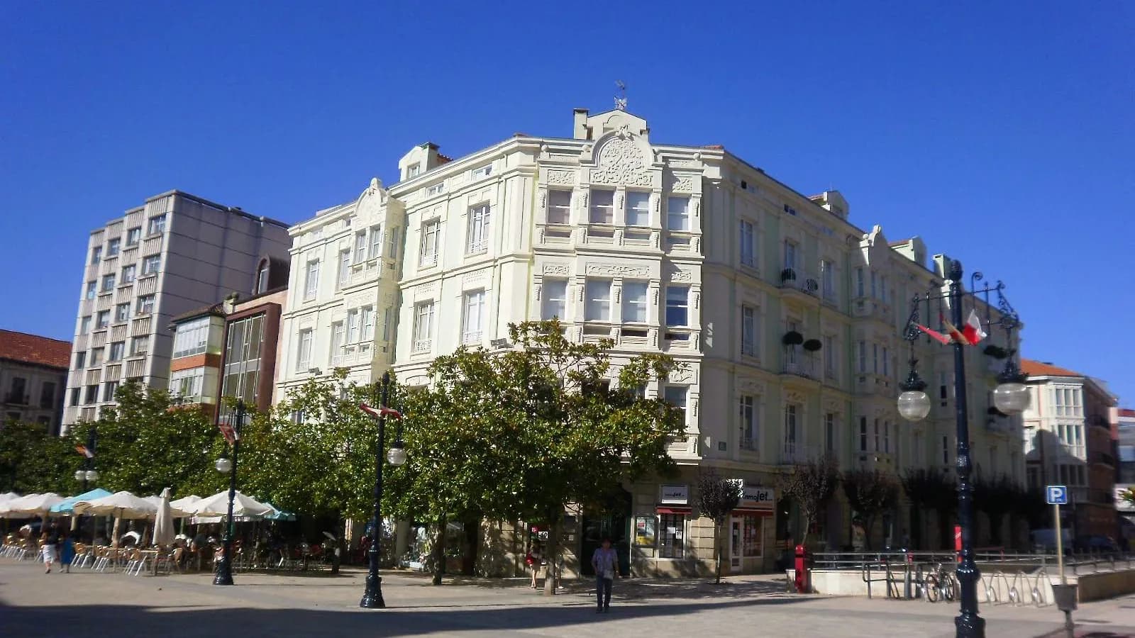 El Bulevar Demetrio Herrero, la calle peatonal del centro de Torrelavega, con sus edificios señoriales y las terrazas