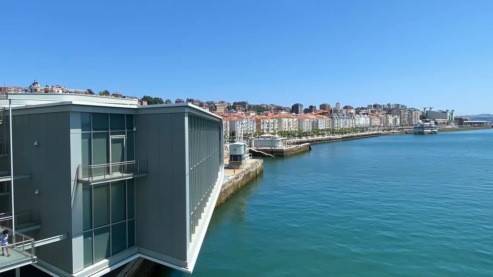 Frente marítimo de Santander visto desde el Centro Botín, con la bahía y el paseo de Pereda al fondo