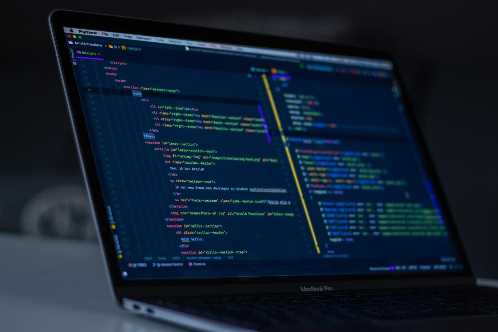 Pantalla con código fuente en editor sobre escritorio oscuro