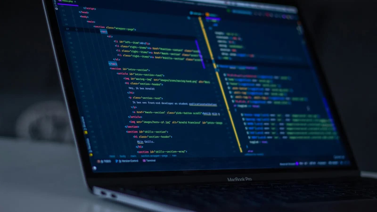 Pantalla con código fuente en editor sobre escritorio oscuro