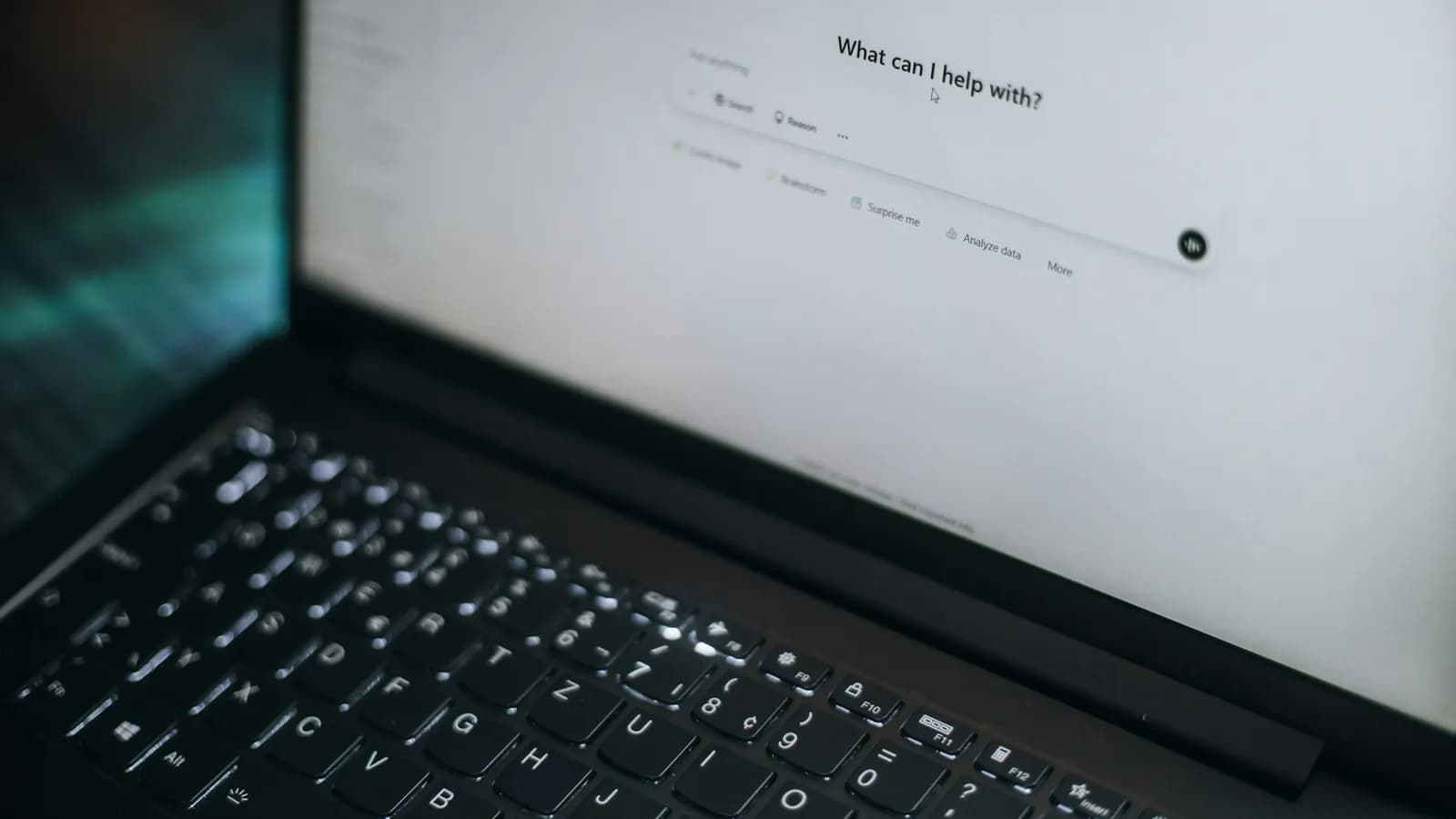 Portátil con un asistente de IA abierto en pantalla, esperando la primera pregunta