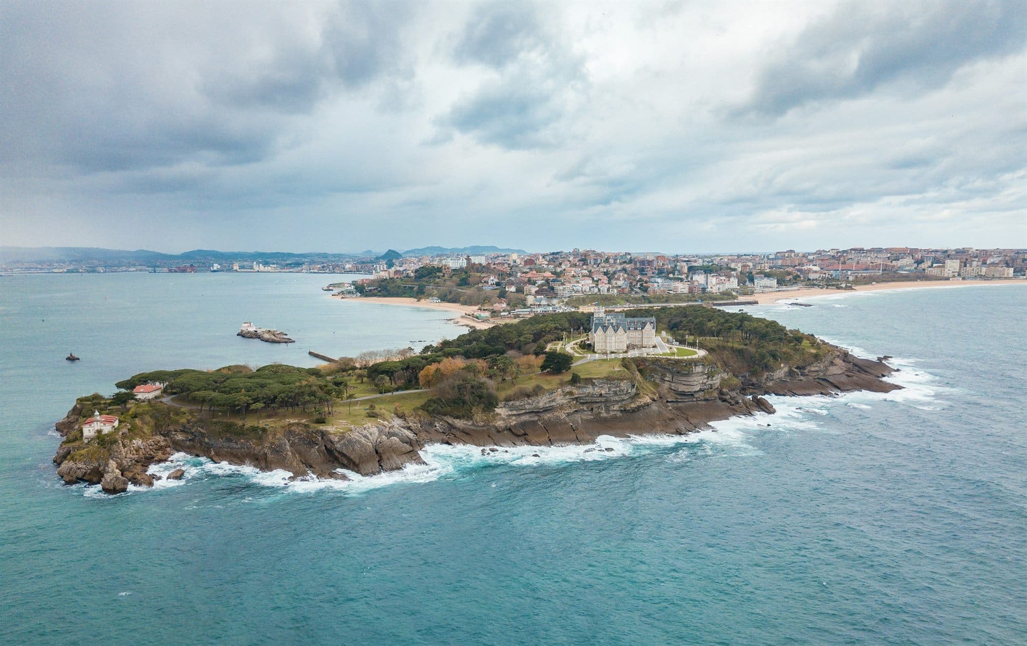 Palacio de la Magdalena y la bahía de Santander vistos desde el mar, Cantabria