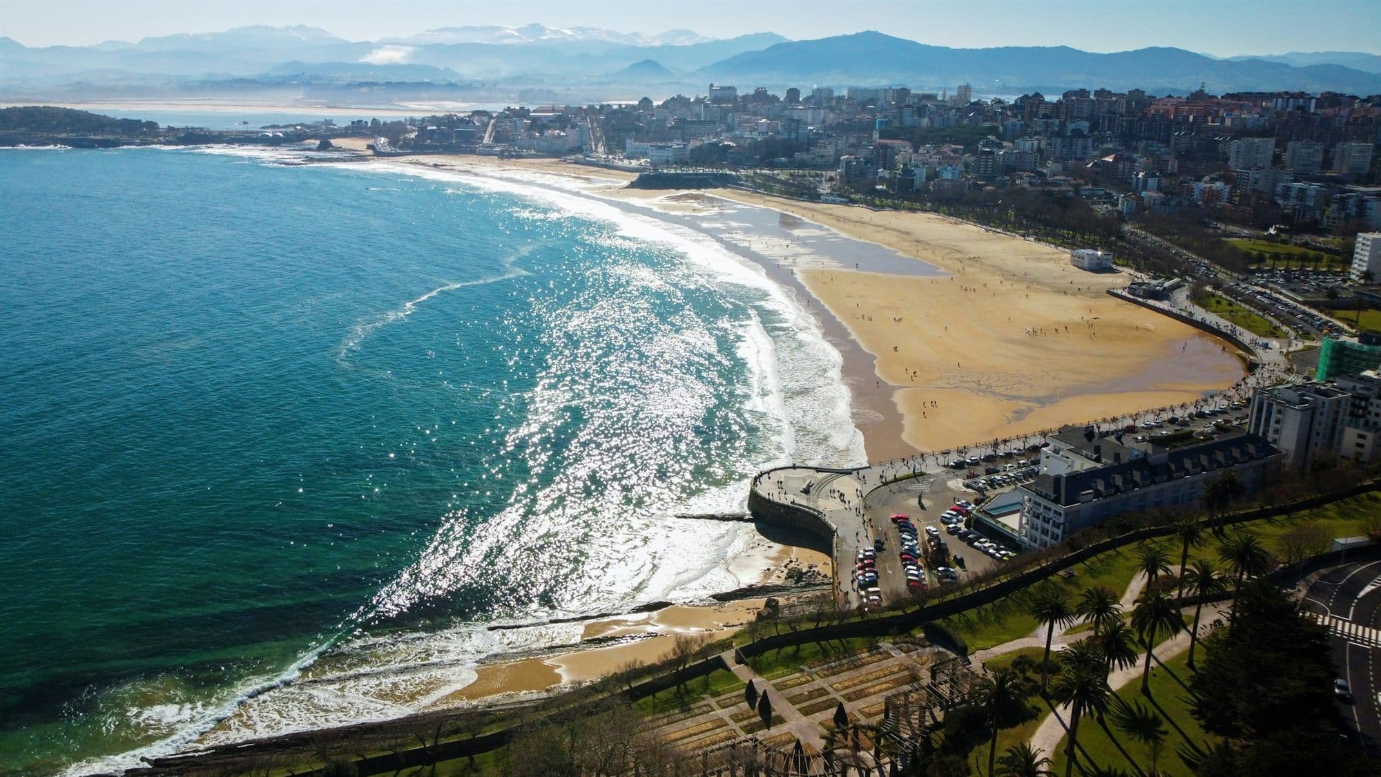 Vista aérea de la bahía de Santander y la playa de El Sardinero, en Cantabria